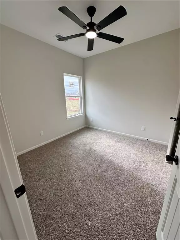Oak Grove, MO 64075,1403 NE White Oaks LN