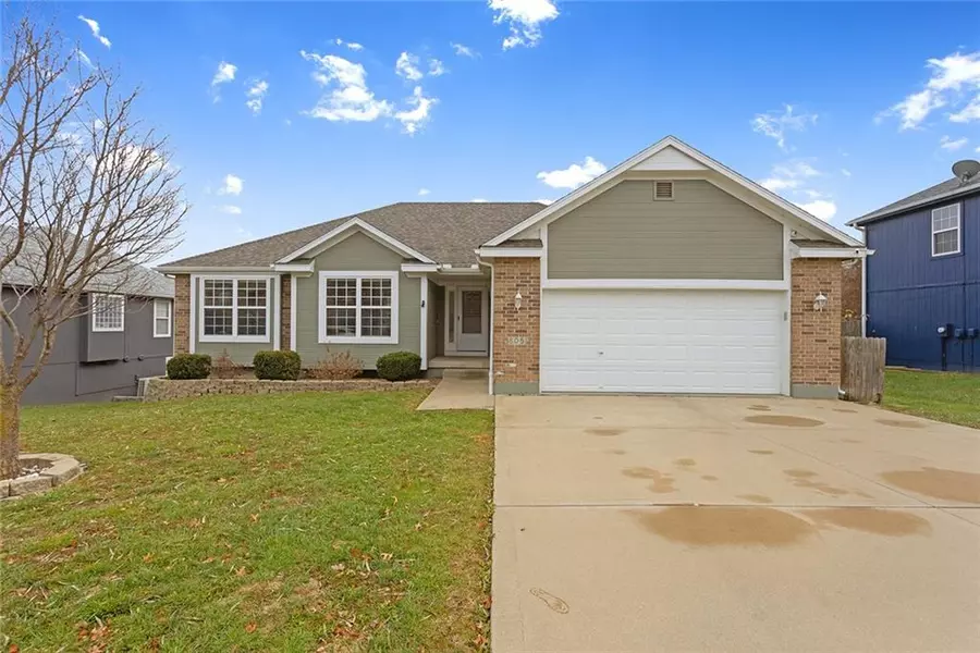 805 Foxtail DR, Grain Valley, MO 64029