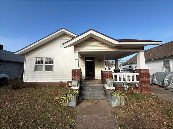 210 W Martin ST, Coffeyville, KS 67337