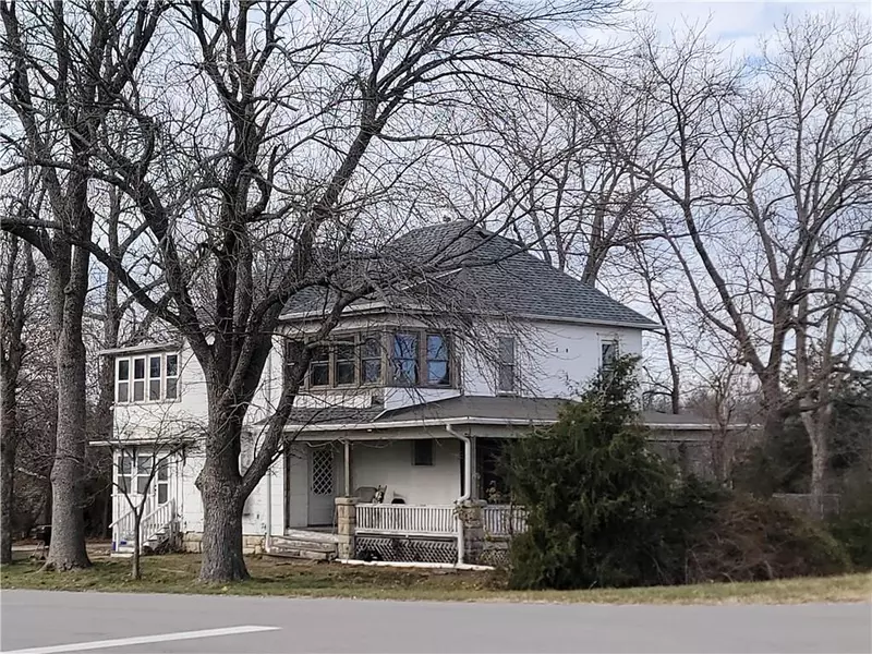 611 E 8th ST, Wellsville, KS 66092