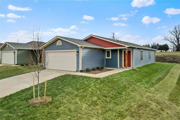 2158 Woodfield DR, Tonganoxie, KS 66086