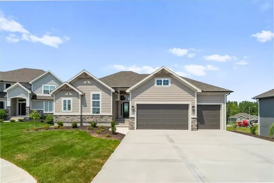 14608 Aspen CIR, Basehor, KS 66007