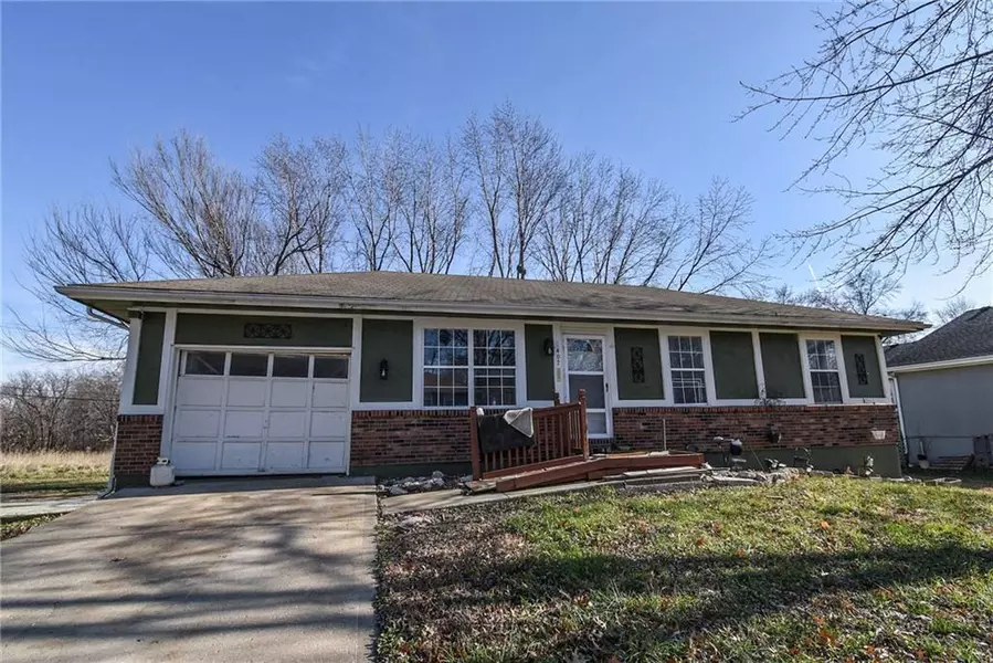 1407 SE Hillside DR, Oak Grove, MO 64075