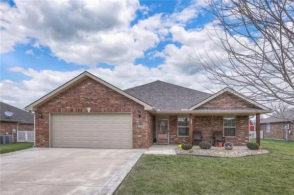 205 Lindsey LN, Grain Valley, MO 64029