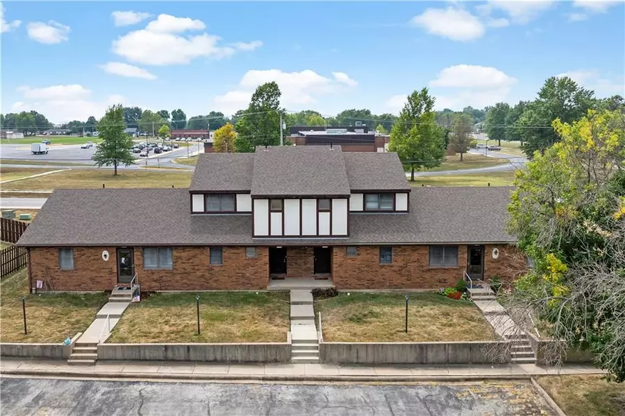 1200 Durham DR, Paola, KS 66071