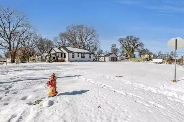 Osawatomie, KS 66064,902 Pacific AVE