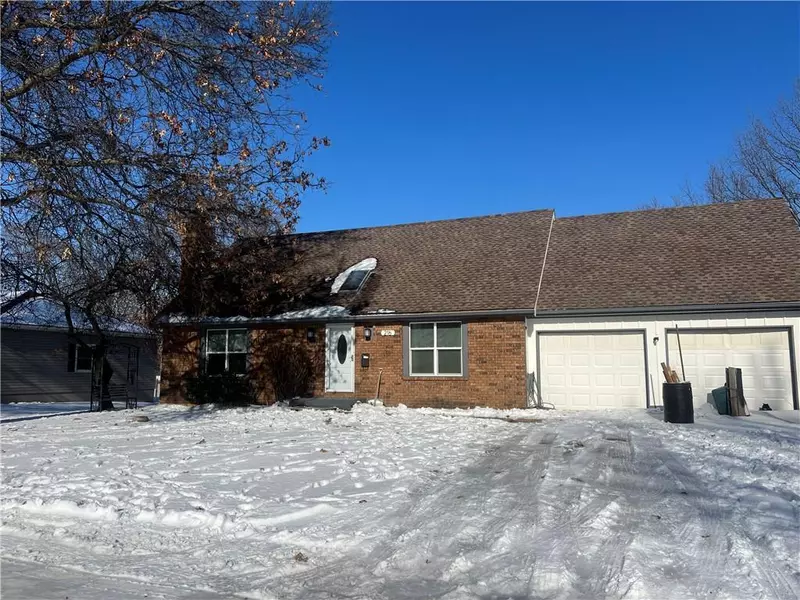 216 Crestview DR, Paola, KS 66071