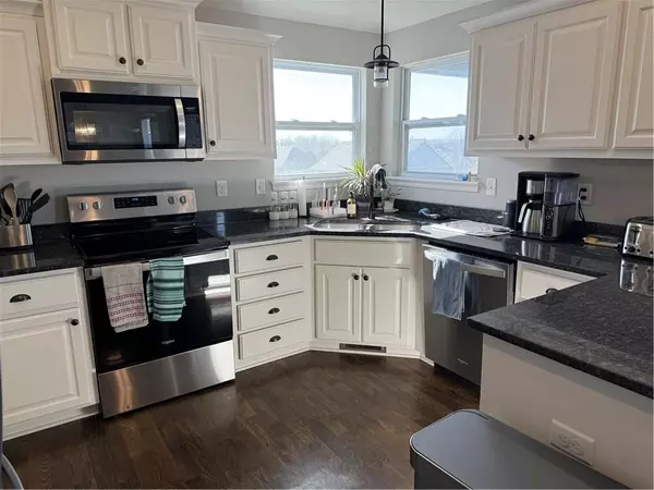 Tonganoxie, KS 66086,832 N Hickory DR