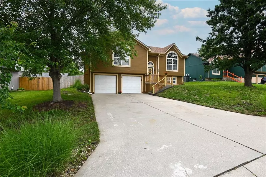 828 SW Harvest DR, Grain Valley, MO 64029
