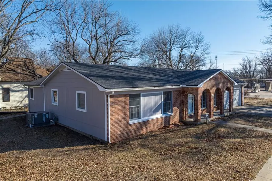 122 N 3rd ST, Neodesha, KS 66757