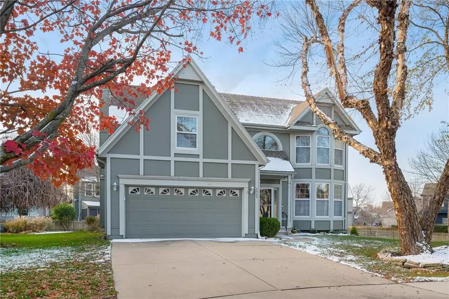 8405 W 127th CIR, Overland Park, KS 66213