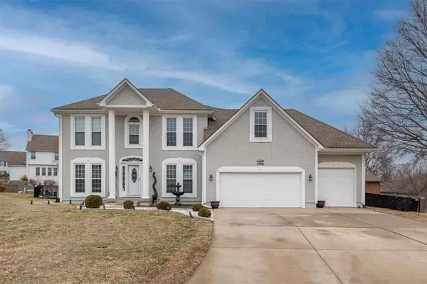 308 SE Williamsburg CIR, Lee's Summit, MO 64063
