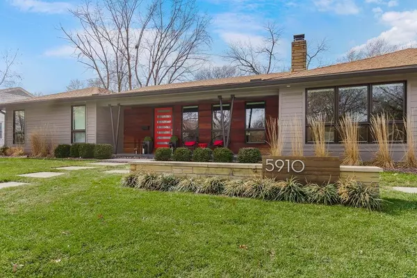 Fairway, KS 66205,5910 Lockton LN