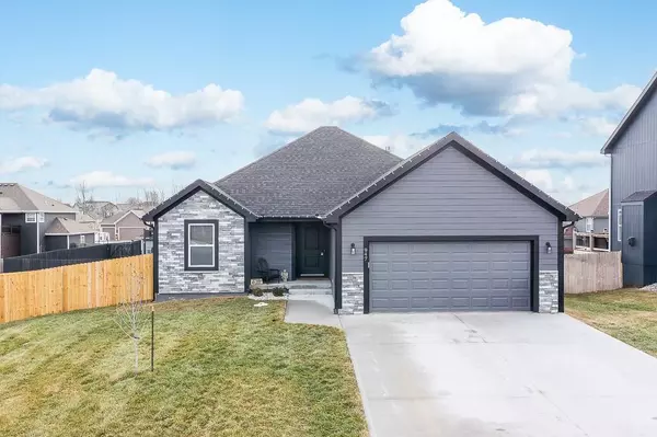 947 N Cottonwood CT, Tonganoxie, KS 66086