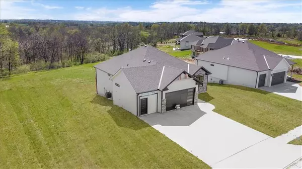 Smithville, MO 64089,709 Apache CT