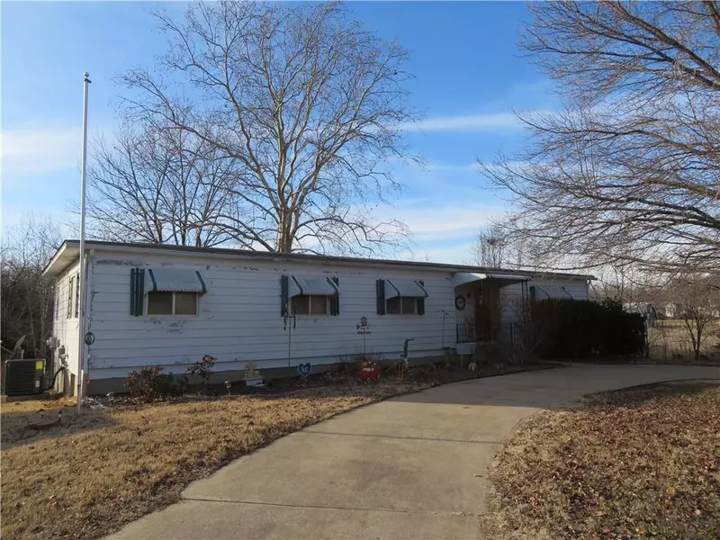 410 S Hospital DR, Paola, KS 66071