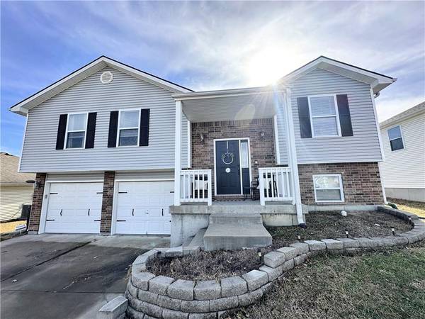 1704 Sunset DR, Warrensburg, MO 64093