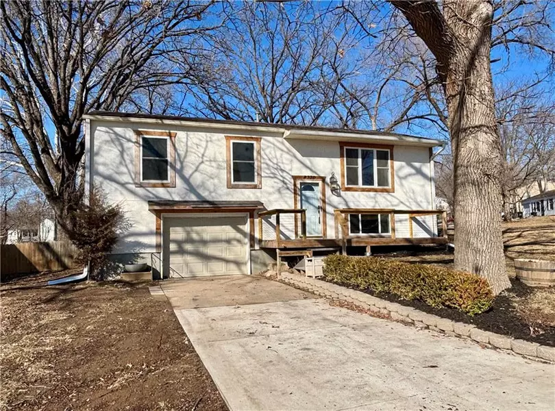 8320 Orient DR, Kansas City, KS 66112