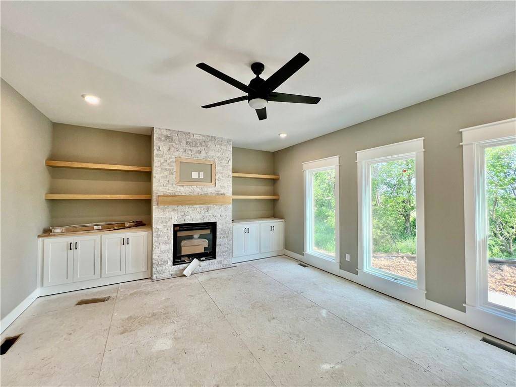 Liberty, MO 64068,1933 Longview RD