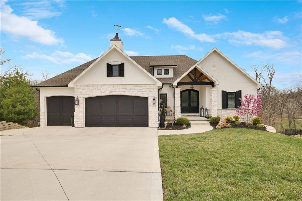 336 Thoreau CIR, Lee's Summit, MO 64081