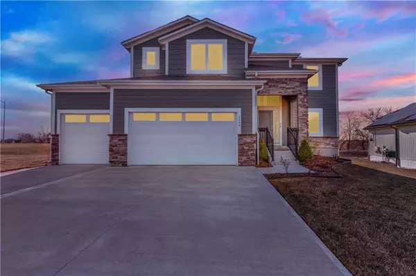 1240 Estates DR, Warrensburg, MO 64093