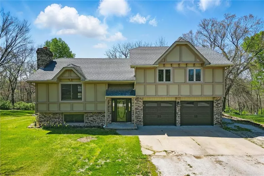 105 Ravenwood DR, Excelsior Springs, MO 64024