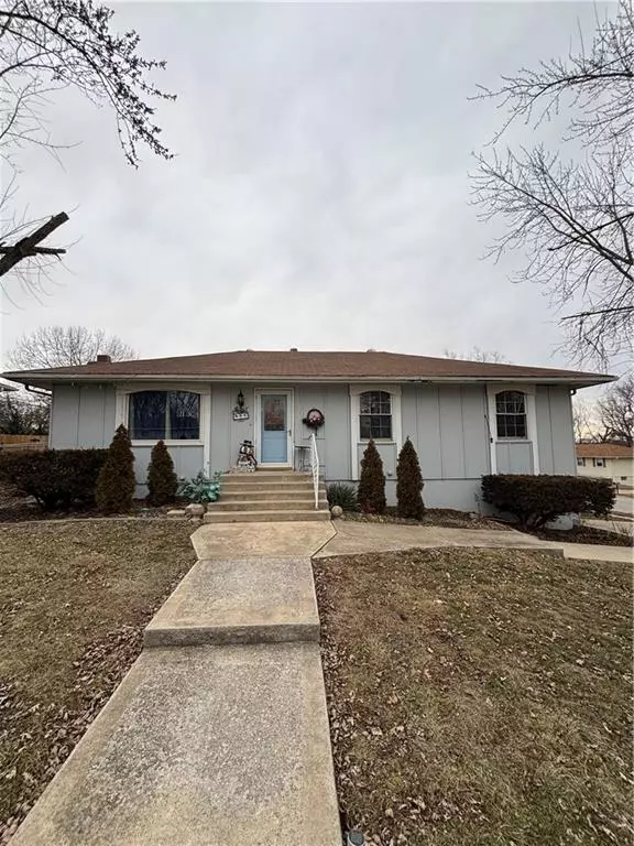 921 NE Sala LN,  Blue Springs,  MO 64014