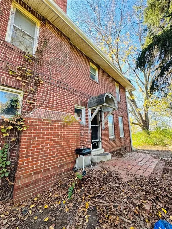 2704 S 17th ST, St Joseph, MO 64503