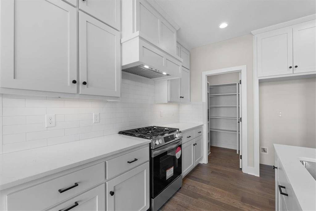 25031 W 94th TER, Lenexa, KS 66227