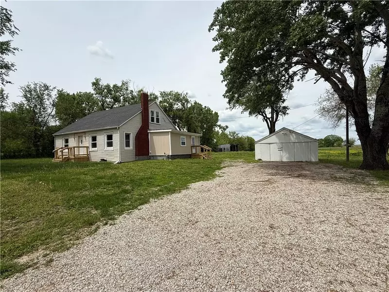 1614 NW State Route Hwy 52 HWY, Butler, MO 64730