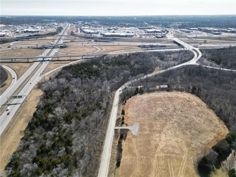 1352 NW Pryor RD, Lee's Summit, MO 64081