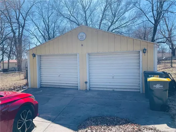 Lansing, KS 66043,108 E Lois ST