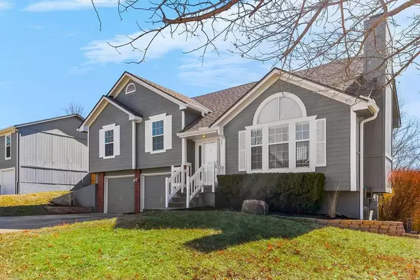 2201 SE 5th TER, Lee's Summit, MO 64063
