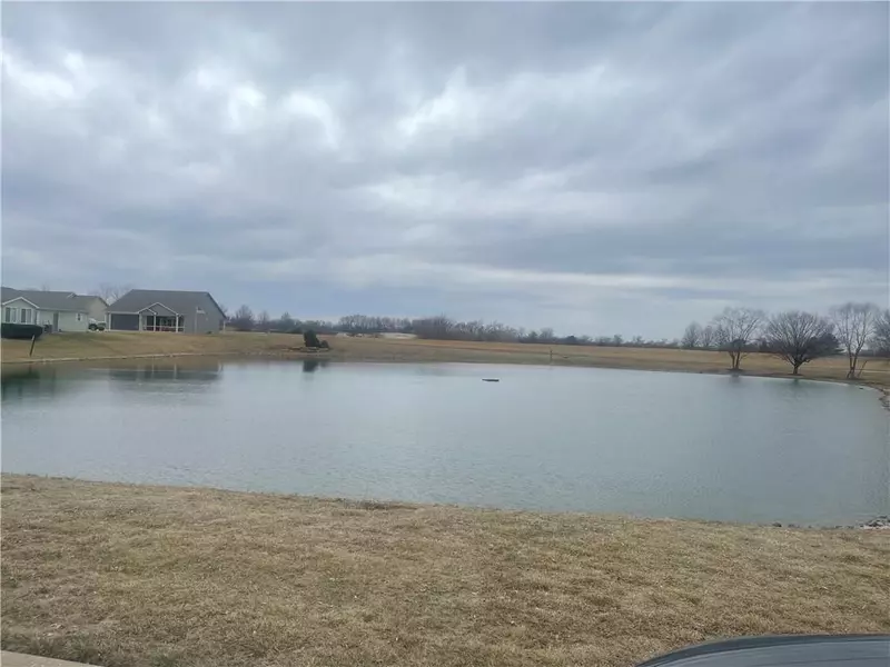 405 NE Chestnut CT, Oak Grove, MO 64075