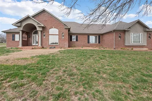 614 Poplar ST, Wellsville, KS 66092