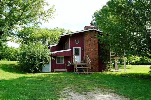 8693 Cottonwood LN, Ozawkie, KS 66070