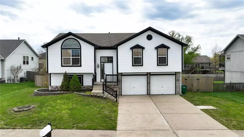 12203 E 214th TER, Peculiar, MO 64078