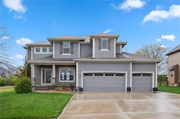 825 Creekmoor Pond LN, Raymore, MO 64083