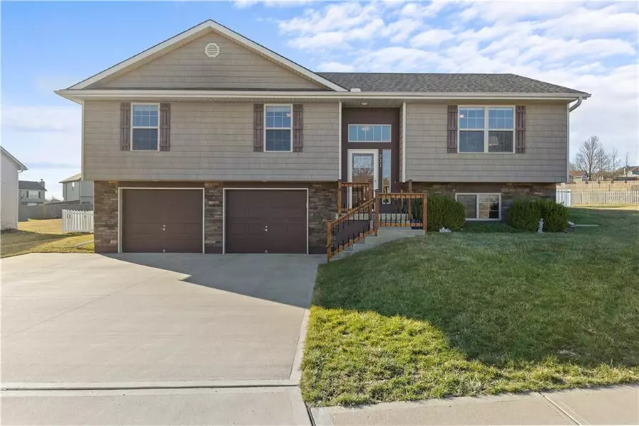 511 SW Shorthorn DR, Grain Valley, MO 64029