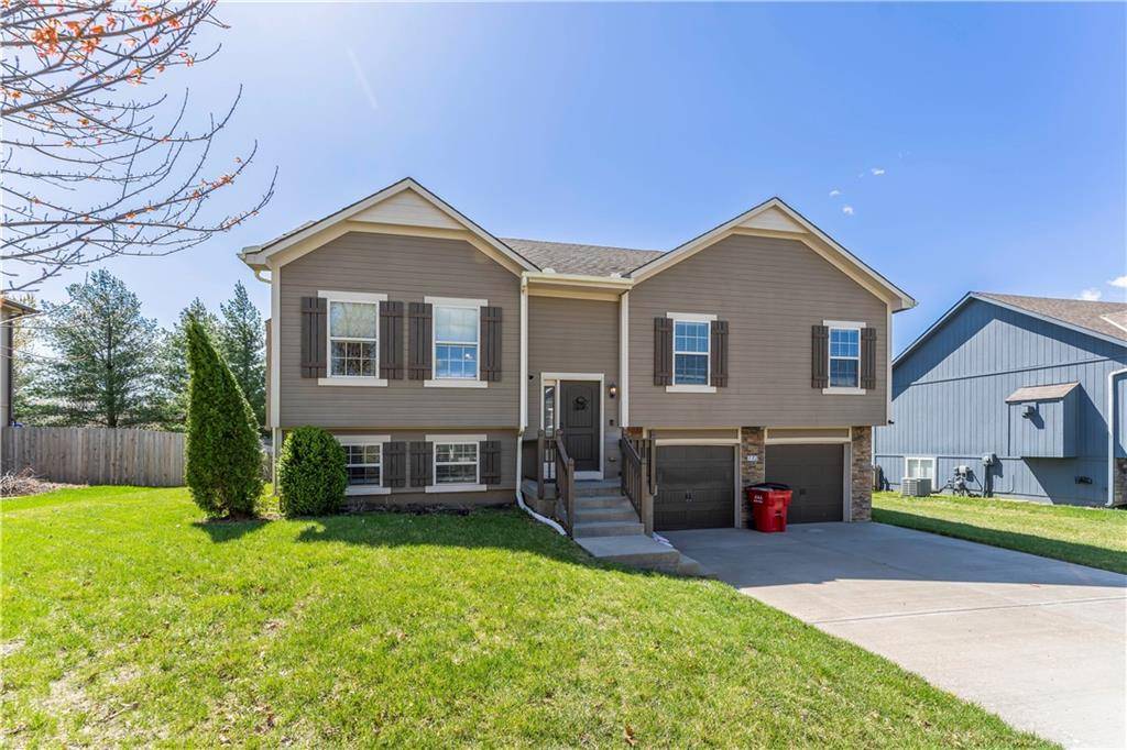 112 SE Hanging Garden ST, Lee's Summit, MO 64064