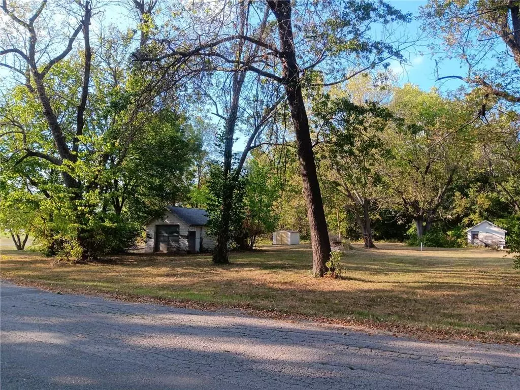 Pleasanton, KS 66075,207 W 13th ST