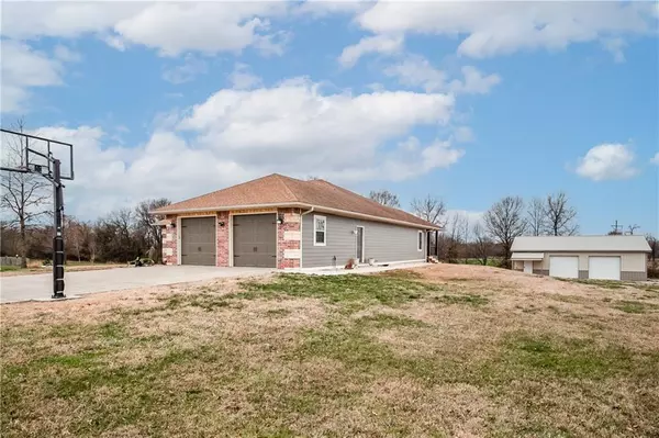 Pittsburg, KS 66762,102 Bobwhite LN