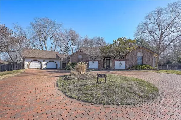 5226 W 98th TER, Overland Park, KS 66207