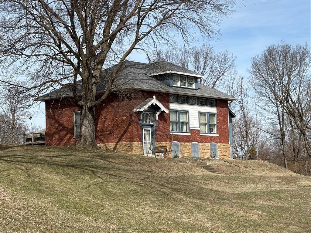 1015 S 6th ST, Atchison, KS 66002