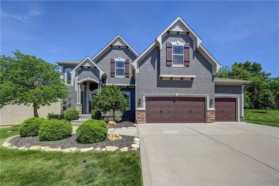 9709 Hollis LN, Lenexa, KS 66227