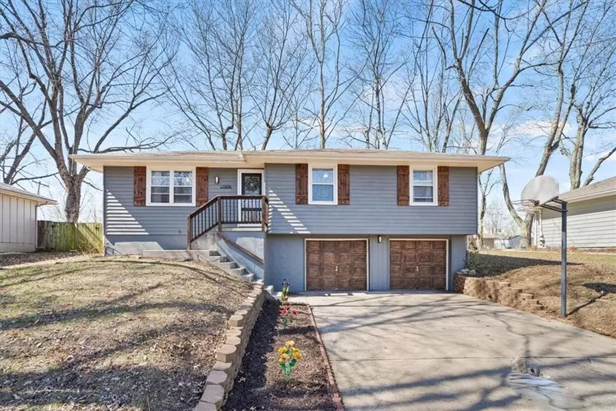 1606 High DR, Oak Grove, MO 64075