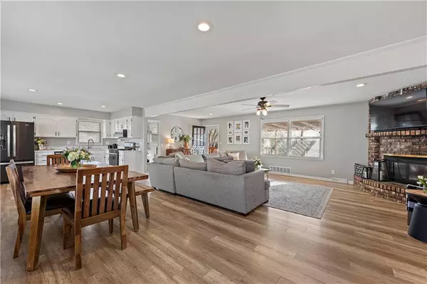 Shawnee, KS 66226,5615 Meadow Heights DR