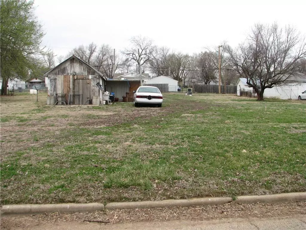 Garnett, KS 66032,523 E 2nd AVE