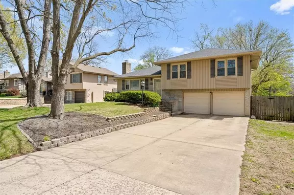 Overland Park, KS 66212,8409 Santa Fe LN