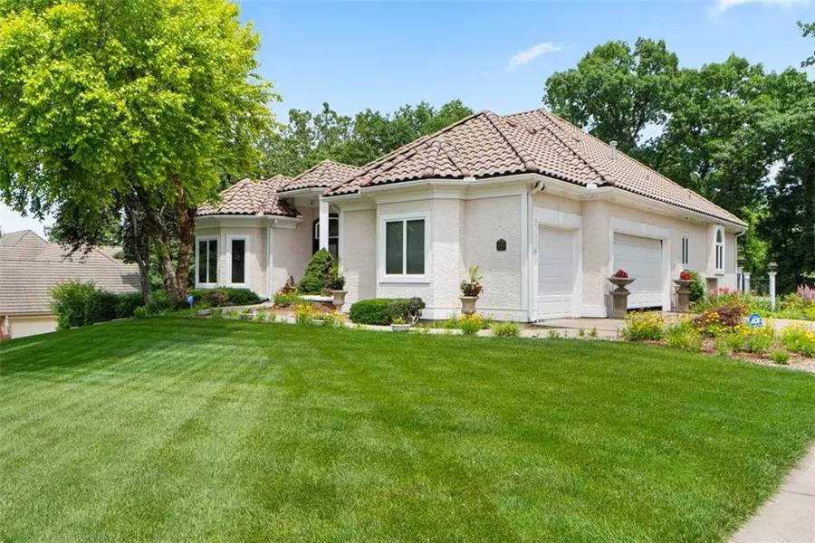 4405 N Hickory LN, Kansas City, MO 64116